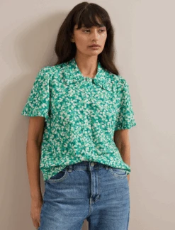 Pippi Cotton Blend Blouse - Mid Green Blossom Print -CEFINN Shop SU24 B159 PIPPI MIDGREENBLOSSOMPRINT LS 1219
